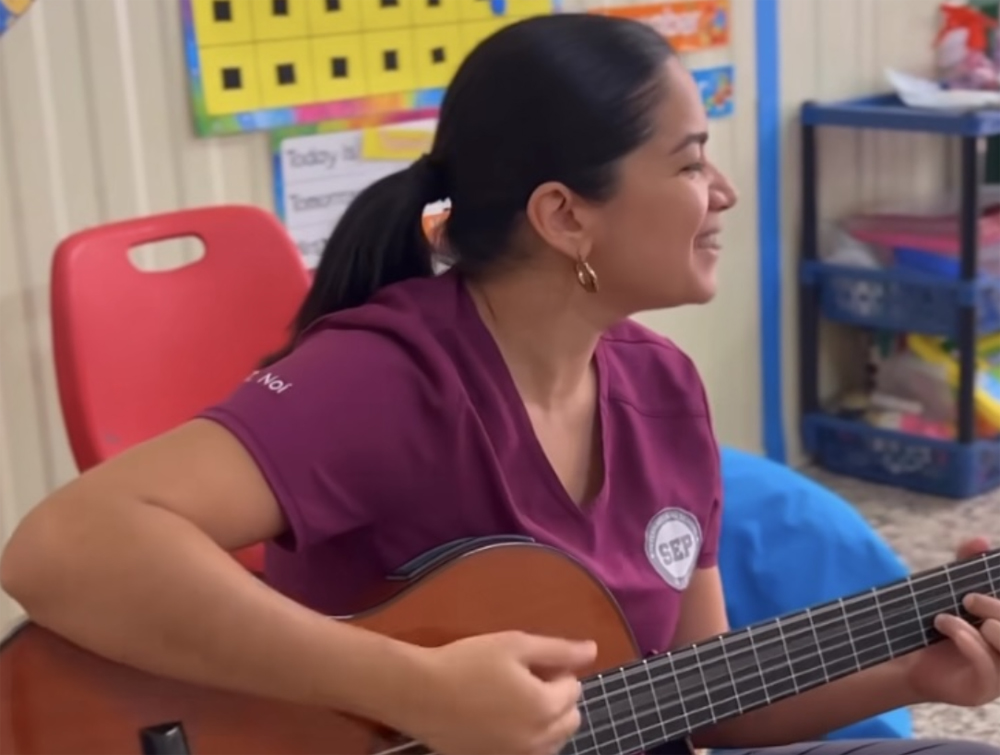 Importancia de la música en edad preescolar - profesora tocando la guitarra